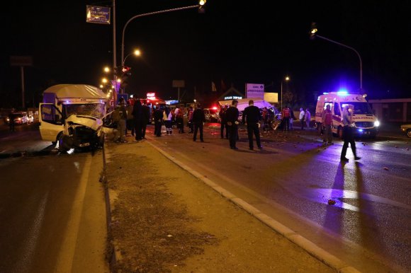 Hız sınırını aşan kamyonetler kaza yaptı: 1 ölü 5 yaralı