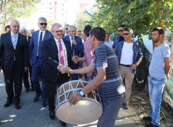 Vali, Zeytinköy sokaklarını faytonla gezdi