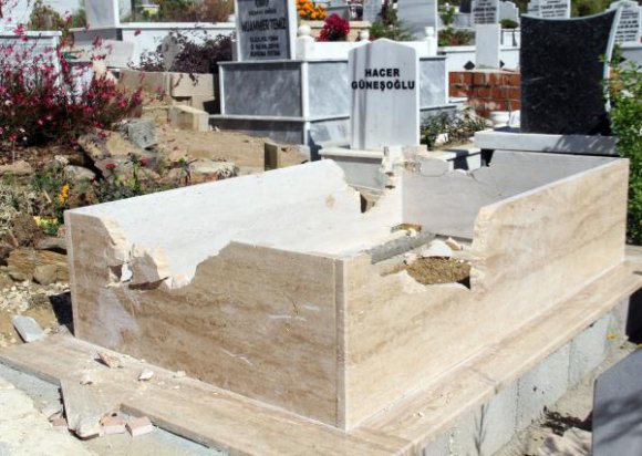 Alanya'da 3 mezar parçalandı