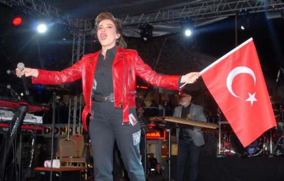 Serik'te Burcu Güneş konseri