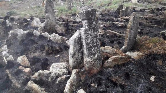 Tarihi mezarlık, temizlik için yakılan ateşte zarar gördü