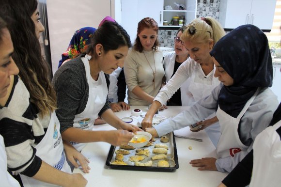 Adana’da kadınlara aşçılık ve pastacılık kursu