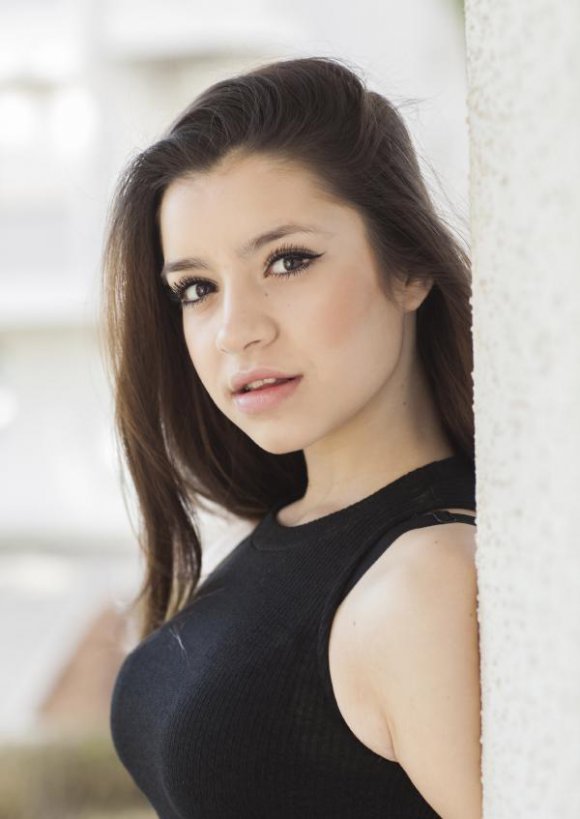 Uyumlu ve mütevazı manken