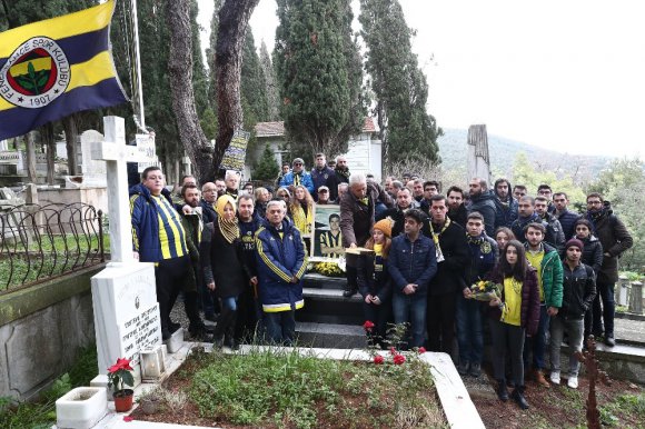 Lefter Küçükandonyadis, mezarı başında anıldı