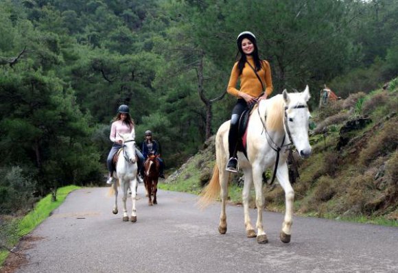 Rus güzeller at binip, eğlendi