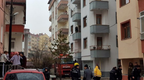 Tosya’da 3 Katta Çıkan Yangında Yaşlı Adam Pencereden Atladı