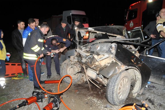 Traktör Römorkuna Çarpan Otomobil Hurdaya Döndü: 3 Yaralı