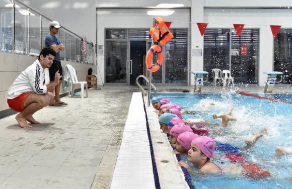 Başarılı öğrencilere ücretsiz yüzme kursu