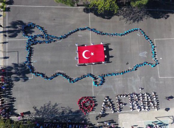 Öğrenciler, Türkiye haritası oluşturup, 'Afrin' yazdı