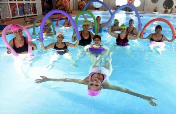 Kadınlar, havuzda su jimnastiği ile forma giriyor