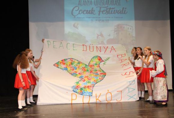 Alanya'da 23 Nisan festivalle kutlanıyor