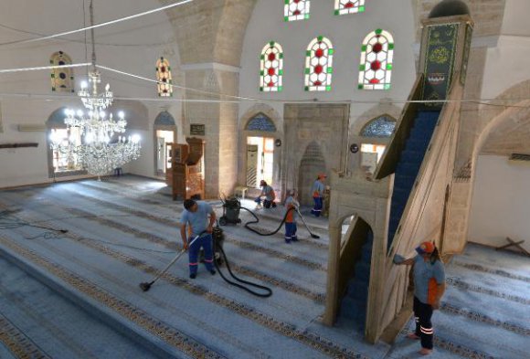 Muratpaşa'da cami ve mescitlere düzenli bakım