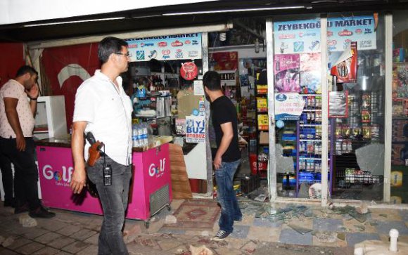 Türk bayrağı asılı markete taşlı sopalı saldırı