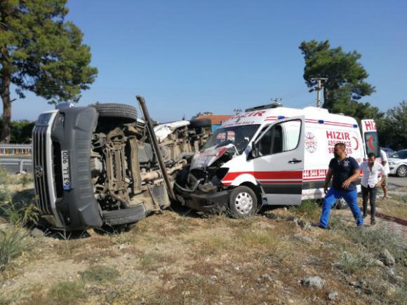 Ambulans ile tur minibüsü çarpıştı: 4'ü Rus 7 yaralı 