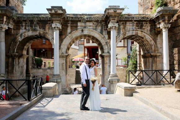 Düğün İran'da, hatıra fotoğrafları Antalya'da
