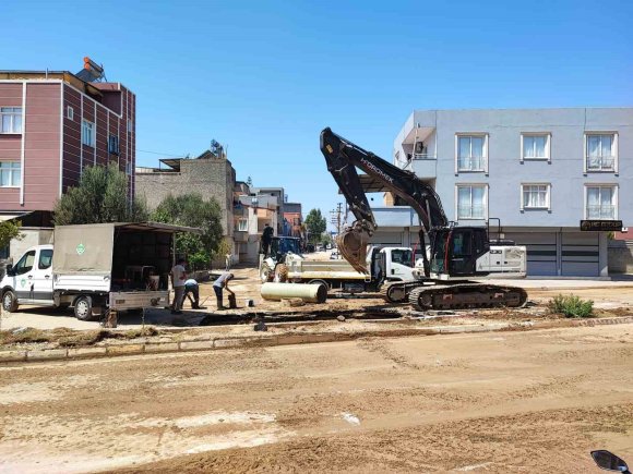 SU BORUSU PATLADI, MAHALLEYİ SU BASTI