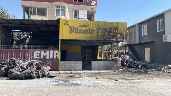 KORKU DOLU ANLAR: İŞYERİ VE HURDA ARAÇLAR ALEVLERE TESLİM OLDU