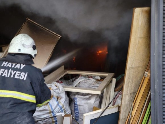 HATAY’DA MOBİLYA ATÖLYESİNDE YANGIN