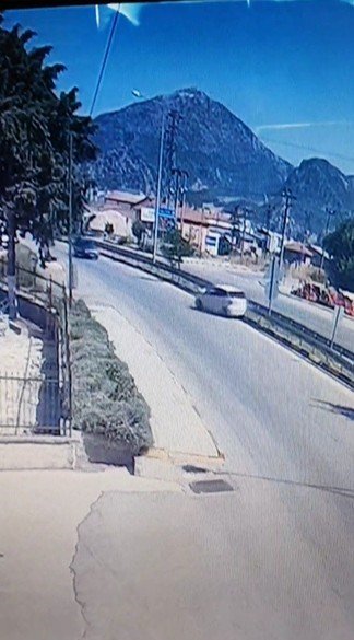 EĞİRDİR’DE VİRAJI ALAMAYAN OTOMOBİL BARİYERLERE ÇARPTI: 3 YARALI