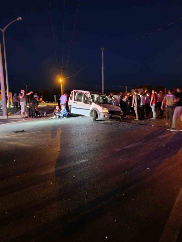 ŞARKİKARAAĞAÇ’TA HAFİF TİCARİ ARAÇ İLE OTOMOBİL ÇARPIŞTI: 5 YARALI