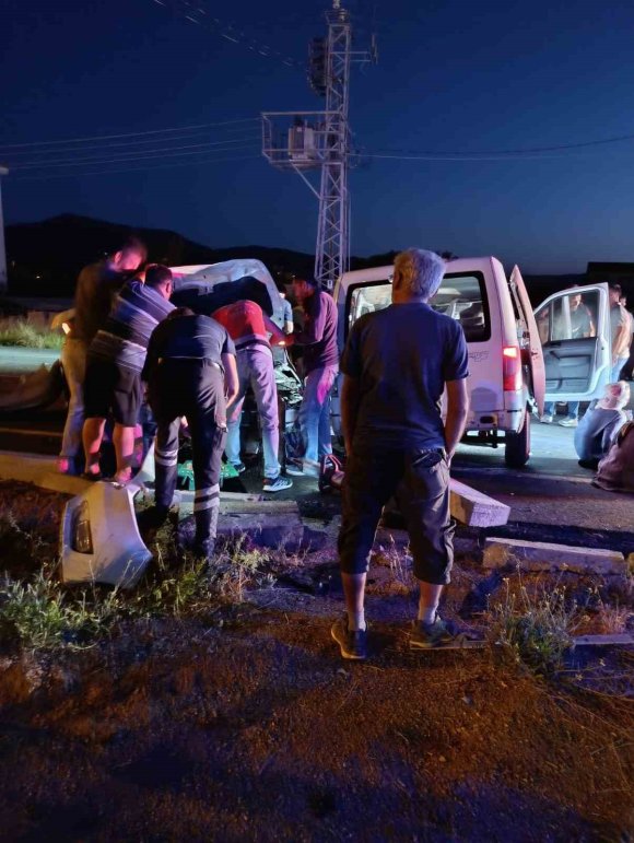 ŞARKİKARAAĞAÇ’TA HAFİF TİCARİ ARAÇ İLE OTOMOBİL ÇARPIŞTI: 5 YARALI