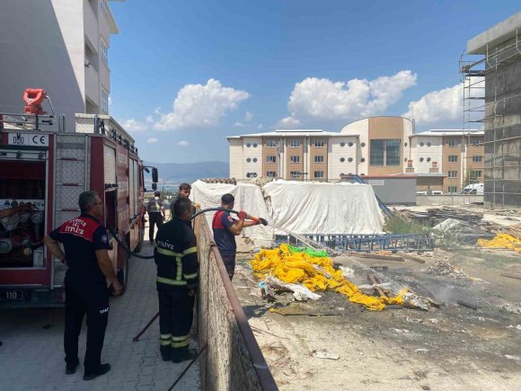 OKUL İNŞAATINDA YAKILAN ATEŞ EKİPLERİ HAREKETE GEÇİRDİ