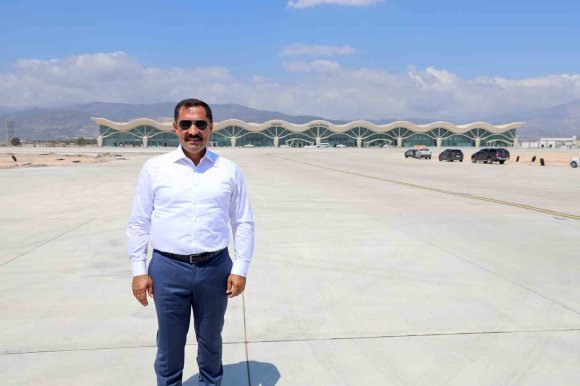 DEPREMDE HASAR ALAN HATAY HAVALİMANI’NDAKİ ÇALIŞMALARLA BİRLİKTE İLK YURT DIŞI UÇUŞ KIBRIS’A GERÇEKLEŞECEK