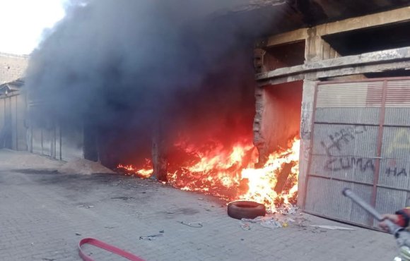 KIRIKHAN’DA İŞ YERİ ALEVLERE TESLİM OLDU