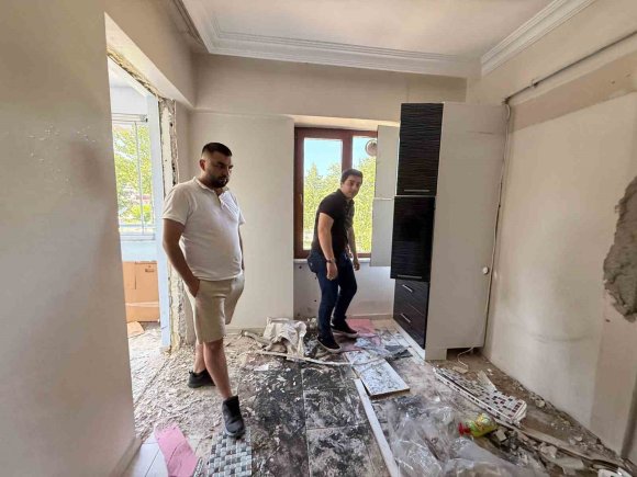 İHALE İLE ALDIĞI EVDE ESKİ SAHİBİN YAPTIKLARIYLA HAYATININ KÂBUSUNU YAŞADI