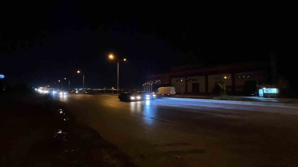 MARKETE GİTMEK İSTEYEN ANNE VE KIZINA OTOMOBİL ÇARPTI: ANNE ÖLDÜ, KIZI AĞIR YARALANDI