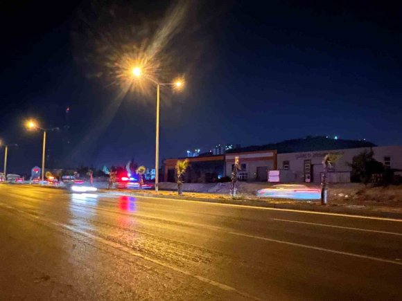 MARKETE GİTMEK İSTEYEN ANNE VE KIZINA OTOMOBİL ÇARPTI: ANNE ÖLDÜ, KIZI AĞIR YARALANDI
