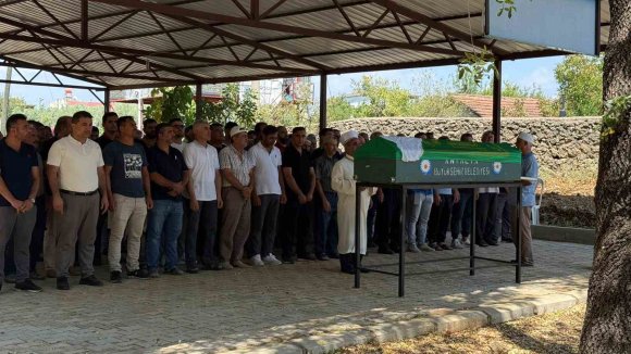 FELÇLİ KOCASINI TIRAŞ EDERKEN GÖRÜNTÜLENMİŞTİ, ACI HABER GELDİ
