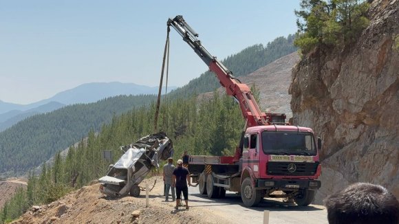 ADANA’DA 5 KİŞİYE MEZAR ALAN OTOMOBİL UÇURUMDAN ÇIKARILDI