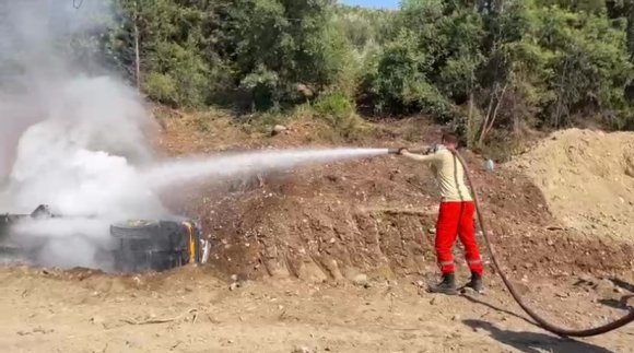 DEVRİLEN VİNÇTE YANGIN ÇIKTI, İLK MÜDAHALEYİ ORMAN EKİPLERİ YAPTI