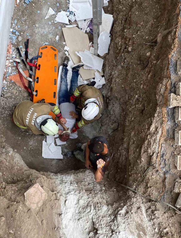 İSKENDERUN’DA BİNA BOŞLUĞUNA DÜŞEN ŞAHIS YARALANDI