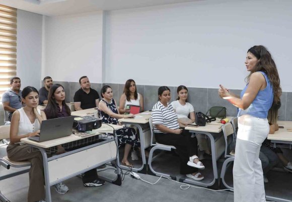 MERSİN’DE EBEVEYNLERİN ÇOCUKLARIYLA İLETİŞİMİNE IŞIK TUTULUYOR