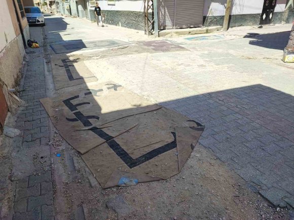 ADANA’DA BOZUK YOLLAR YAPILMAYINCA YOLA HALI SERME AKIM HALİNE GELDİ