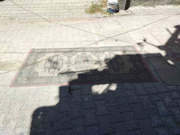 ADANA’DA BOZUK YOLLAR YAPILMAYINCA YOLA HALI SERME AKIM HALİNE GELDİ