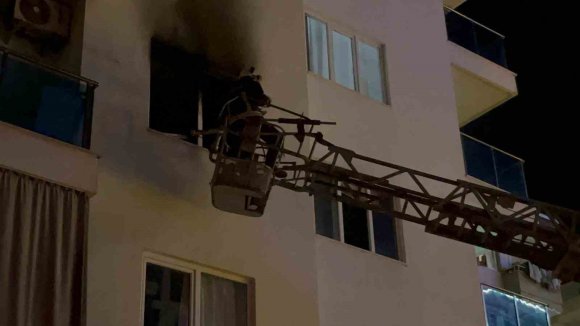 ALANYA’DA APARTMAN DAİRESİNDE ÇIKAN YANGIN PANİĞE NEDEN OLDU