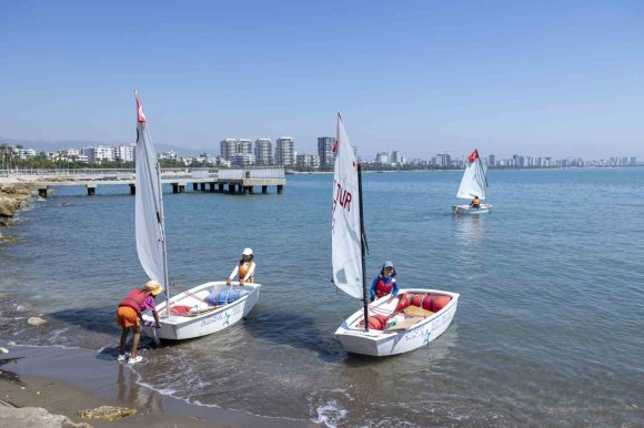 MERSİN’DE GENÇLER ÜCRETSİZ KURSLARLA YELKEN SPORU ÖĞRENİYOR