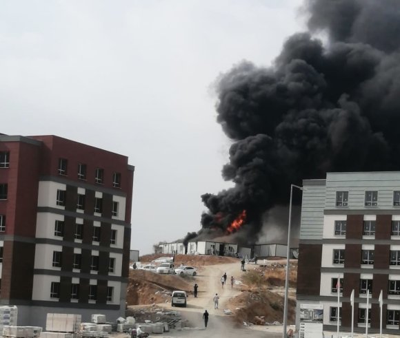 OSMANİYE’DE İNŞAAT İŞÇİLERİNİN KALDIĞI KONTEYNERDE YANGIN