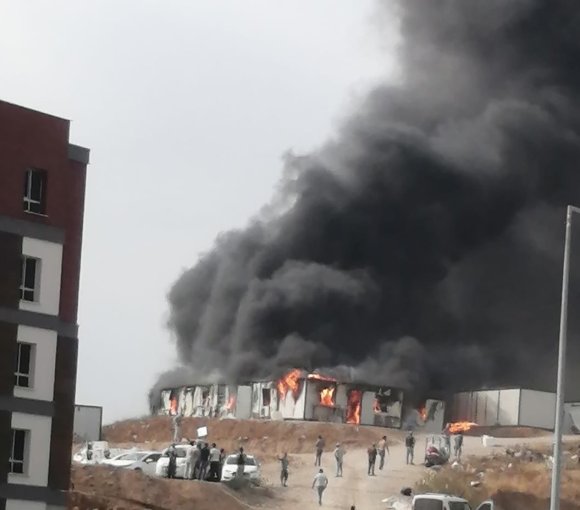 OSMANİYE’DE İNŞAAT İŞÇİLERİNİN KALDIĞI KONTEYNERDE YANGIN