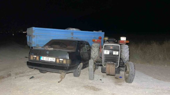 BURDUR’DA OTOMOBİL İLE TRAKTÖR ÇARPIŞTI, 1’İ AĞIR 2 YARALI