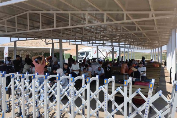 TÜRK VATANDAŞLARIN SURİYE’YE GEÇİŞ DÖNEMİ BAŞLADI