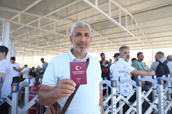 TÜRK VATANDAŞLARIN SURİYE’YE GEÇİŞ DÖNEMİ BAŞLADI