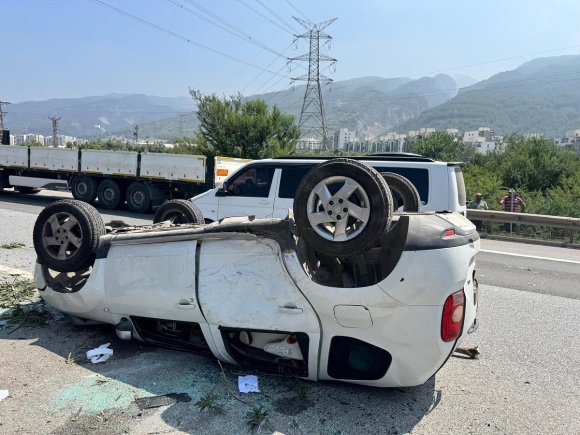 TAKLA ATAN OTOMOBİLİN SÜRÜCÜSÜ YARALANDI