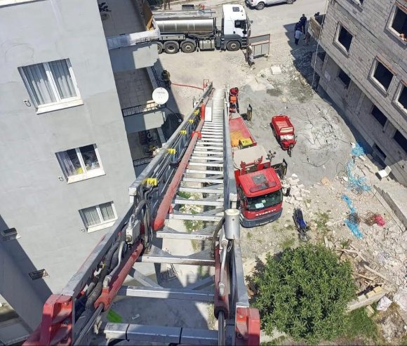 DÖRTYOL’DA BİNANIN ÇATI KATINDA YANGIN ÇIKTI