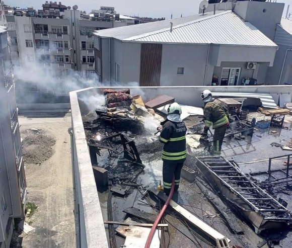 DÖRTYOL’DA BİNANIN ÇATI KATINDA YANGIN ÇIKTI