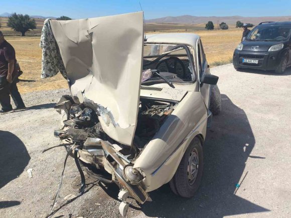 KAMYONET İLE OTOMOBİL ÇARPIŞTI: 2 YARALI