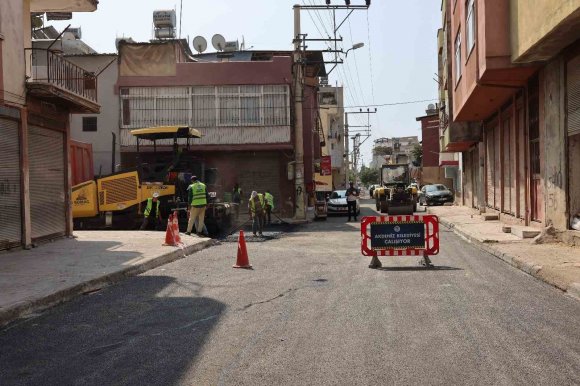 AKDENİZ BELEDİYESİ MAHALLE YOLLARINI YENİLİYOR